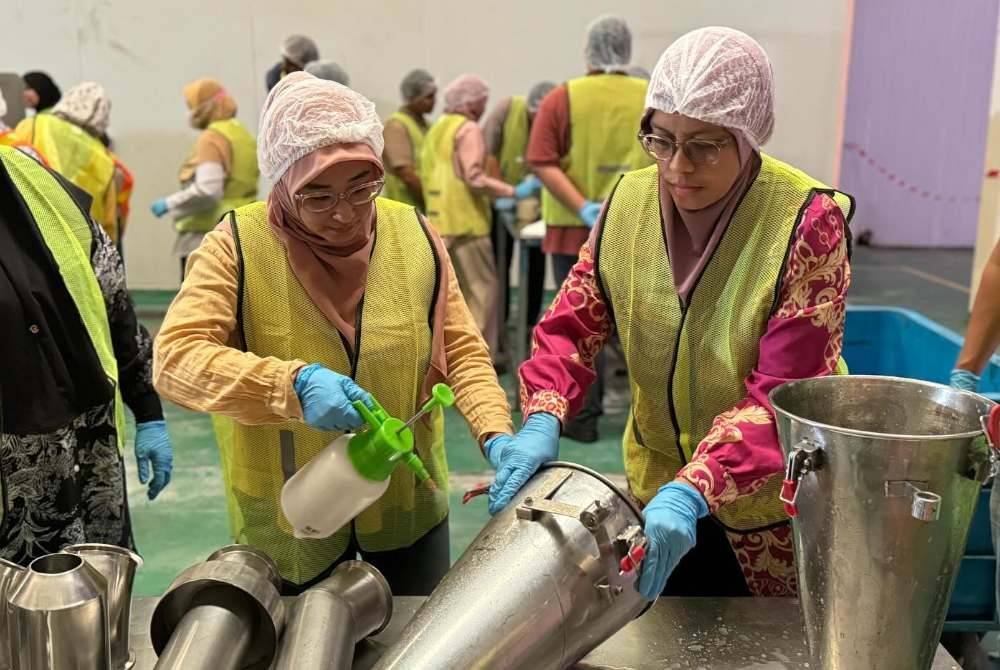 SEBAHAGIAN peserta melaksanakan praktikal sertu sebagai sebahagian aktiviti Halal Edutourism.