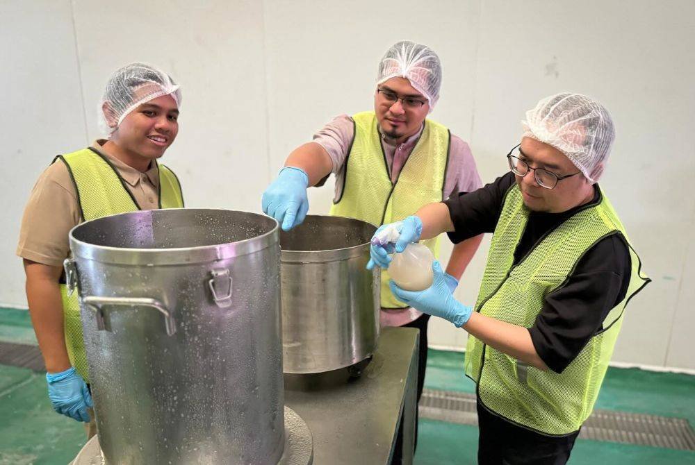 USTAZ MUHAMAD ELYAS (kanan) melakukan latihan praktikal sertu bersama para peserta Halal Edutourism di kilang DCH di Shah Alam, Selangor.