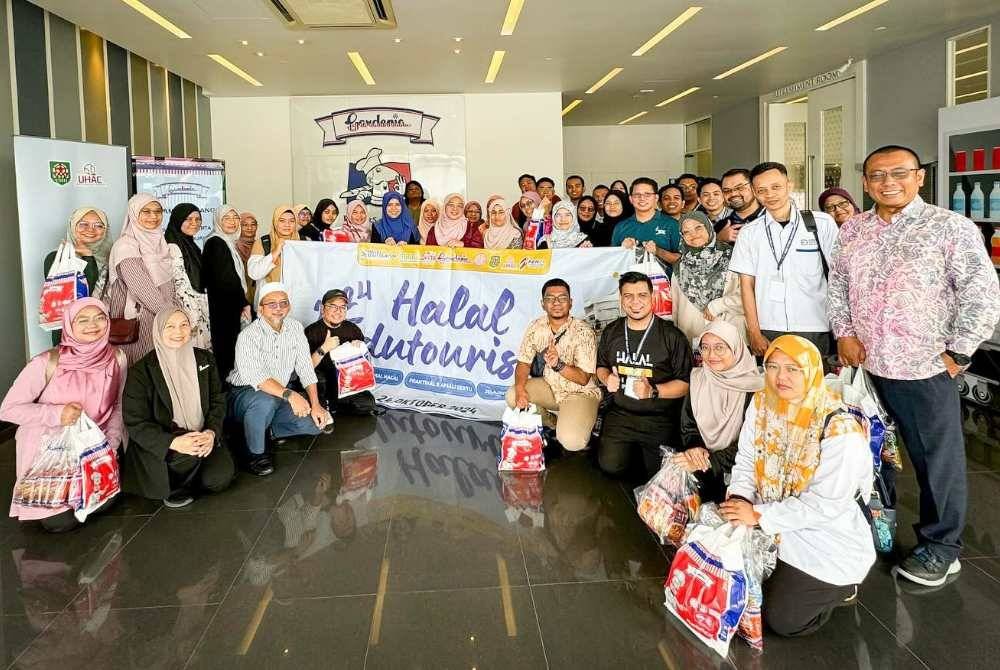 LOKASI kedua para peserta dibawa melawat kilang Gardenia dan diberi penerangan mengenai IHC serta komitmen mereka dalam mengeluarkan produk halal.