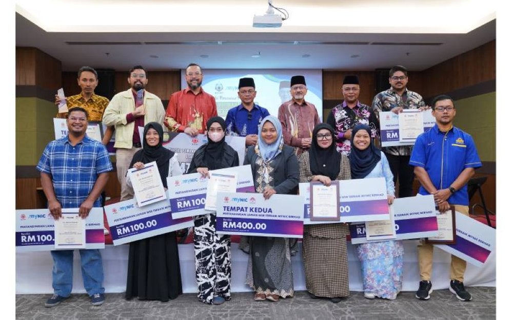 Mohd Na'im (belakang, empat dari kiri) bersama sepuluh usahawan asnaf terbaik yang berjaya membangunkan laman sesawang perniagaan masing-masing. Foto SINAR HARIAN-MOHD HALIM ABDUL WAHID