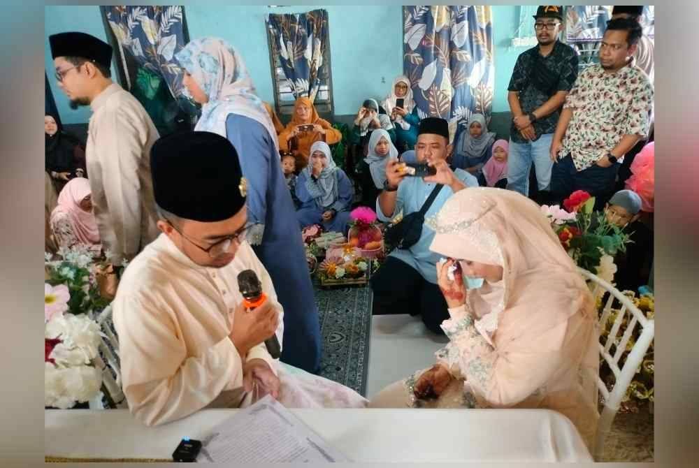 Ina tidak dapat menahan sebak pada majlis akad nikah.