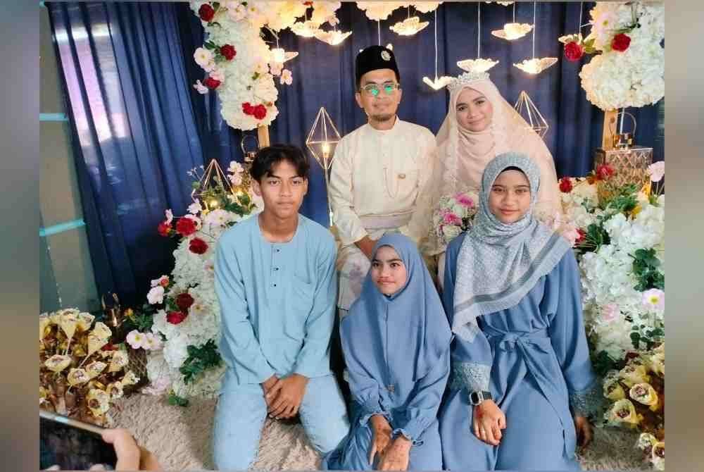 Ina bersama anak-anak bergambar selepas sah diijabkabulkan dengan Mohd Khairul.
