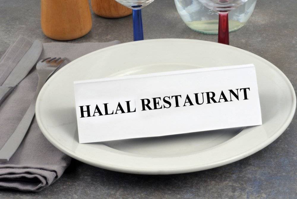 SEBAGAI umat Islam, wajib memilih restoran yang halal, apatah lagi kini banyak premis yang mempunyai sijil halal. Foto CANVA 