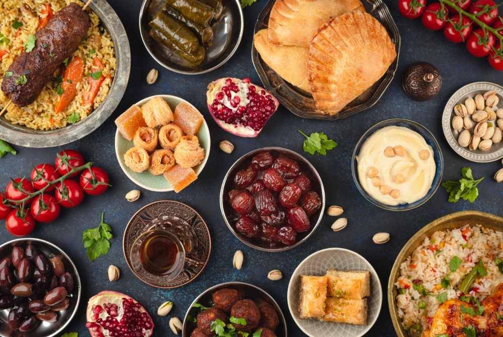 
PELBAGAI jenis makanan dari luar yang masuk ke dalam negara kebelakangan ini membuatkan umat Islam perlu lebih berhati-hati memilih makanan yang halal. Foto CANVA 