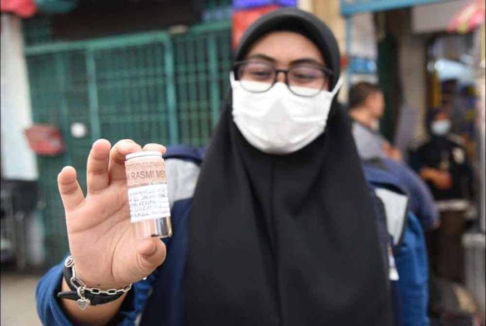 Pegawai MBPP menunjukkan najis tikus yang ditemui di salah sebuah premis yang diperiksa.