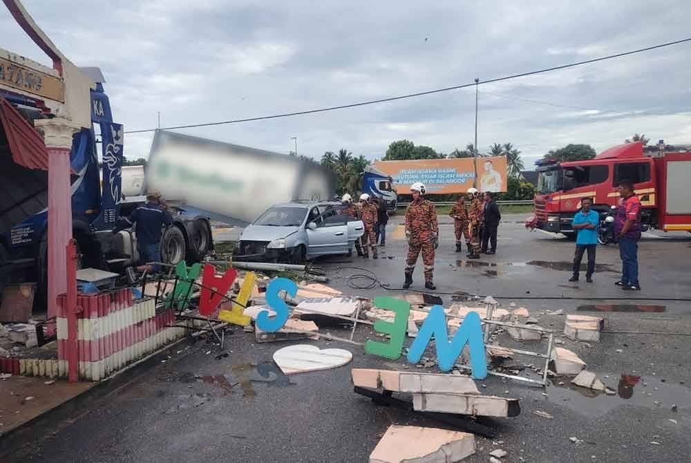 Pasukan bomba menjalankan khidmat khas bagi memastikan tempat kejadian selamat untuk pengguna kenderaan lain.