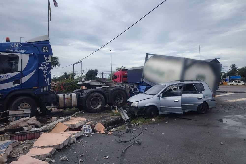 Treler terbabit didapati melanggar sebuah kenderaan Naza Citra dan kemudian merempuh tembok serta pondok keselamatan sekolah berkenaan.