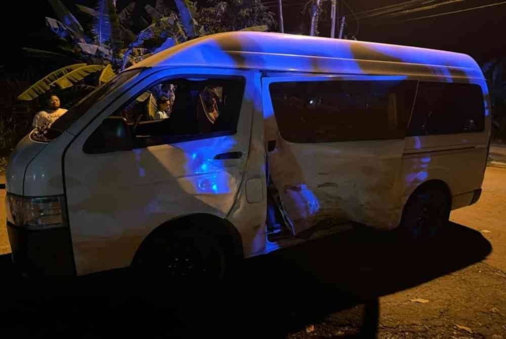 Keadaan van selepas terlibat dalam kemalangan di Kilometer 4, Jalan Lahad Datu-Tungku, Lahad Datu.