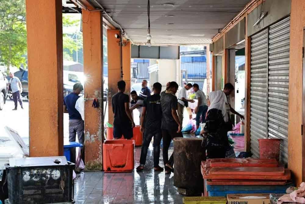 Penguatkuasaan terhadap premis yang dikesan meletakkan barangan di tempat awam.