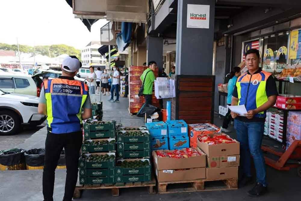 Premis ini diambil tindakan pindah halangan selepas meletak barangan jualan di tempat awam.