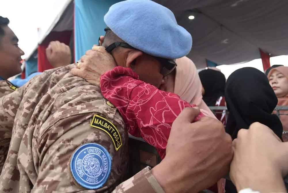 Anggota MALBATT 850-12 berpelukan dengan ahli keluarga sebelum berlepas ke Lubnan bagi misi pengaman, pada 6 November. Foto: ATM