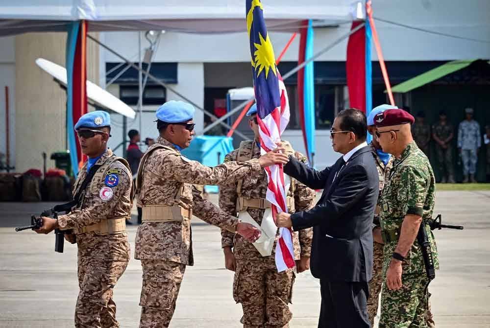 Mohammad (kanan) mengiringi Menteri Pertahanan, Datuk Seri Mohamed Khaled Nordin bagi menyempurnakan penghantaran kumpulan pertama MALBATT 850-12 ke Lubnan, pada 6 November. Foto ATM