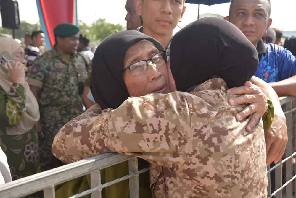 Anggota MALBATT 850-12 berpelukan dengan ahli keluarga sebelum berlepas ke Lubnan bagi misi pengaman, pada 6 November. Foto: ATM