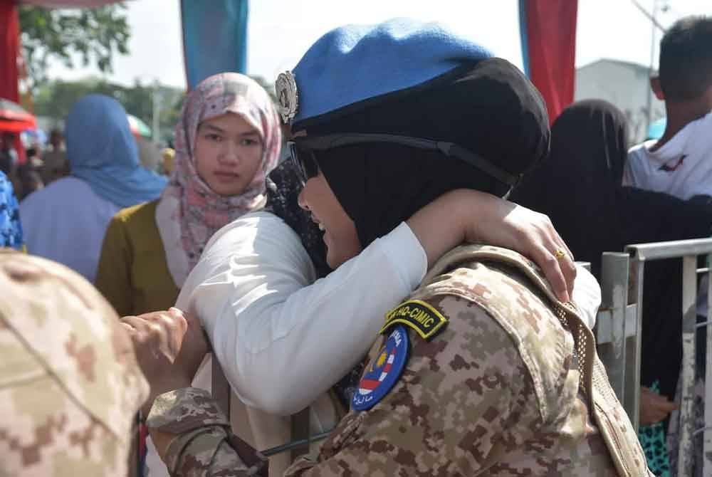 Anggota MALBATT 850-12 berpelukan dengan ahli keluarga sebelum berlepas ke Lubnan bagi misi pengaman, pada 6 November. Foto: ATM