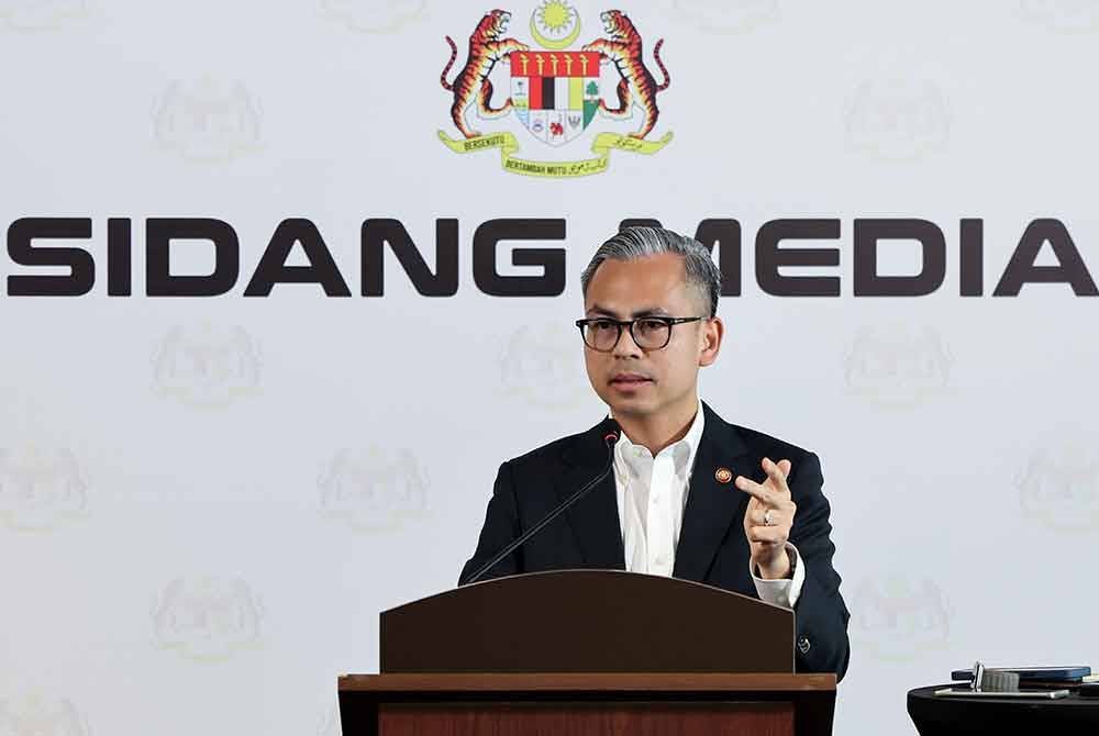 Fahmi merangkap jurucakap Kerajaan Perpaduan bercakap pada sidang media mingguan Kabinet, di Kementerian Komunikasi hari ini. Foto Bernama