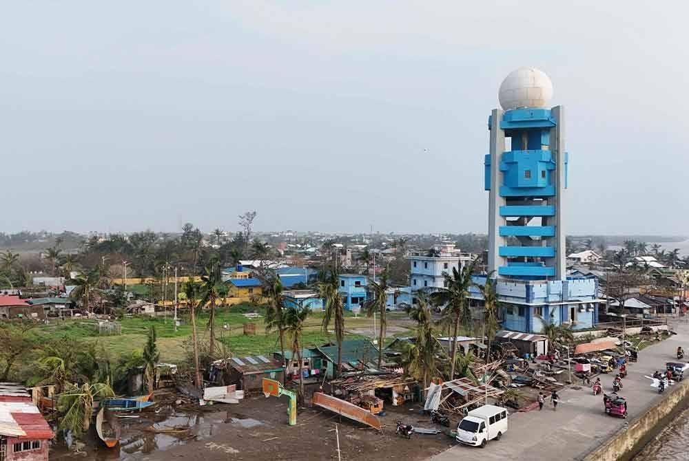 Keadaan rumah rosak di bandar Aparri, wilayah Cagayan Filipina pada Jumaat selepas Taufan Yinxing melanda wilayah itu - Foto: AFP