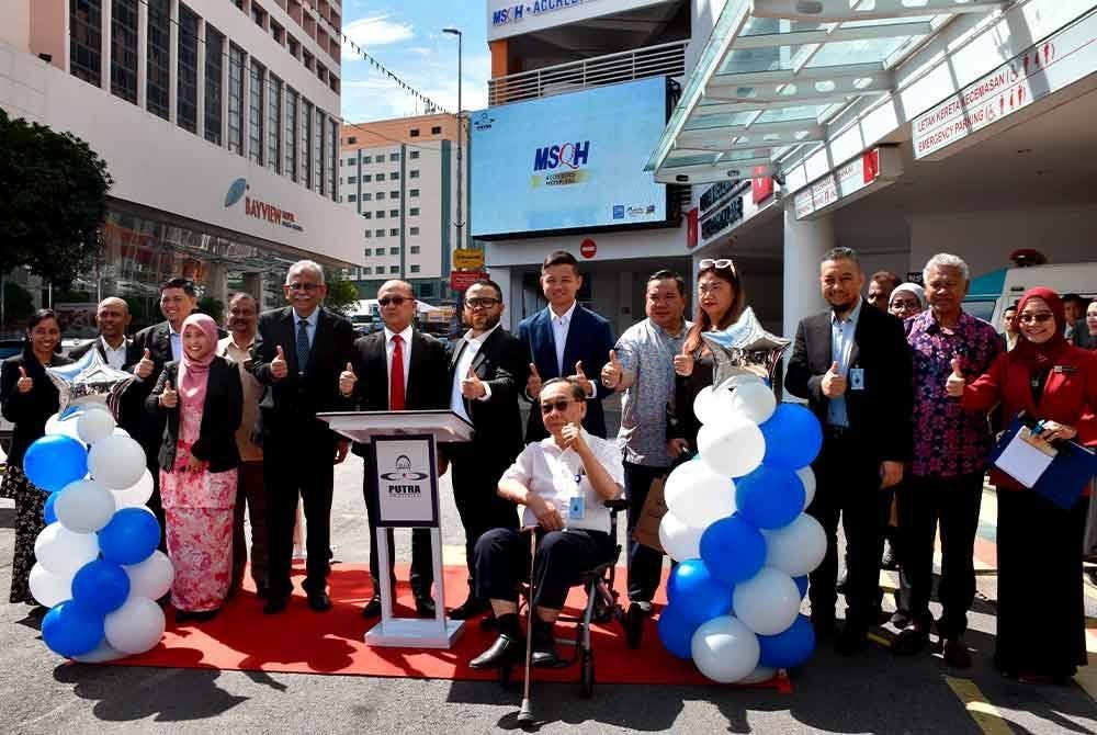 Hee Sem (enam dari kiri) bersama sebahagian warga Putra Specialist Hospital Melaka selepas Majlis Penyampaian Pensijilan Penuh Akreditasi MSQH yang diterima hospital berkenaan hari ini. - Foto: Bernama