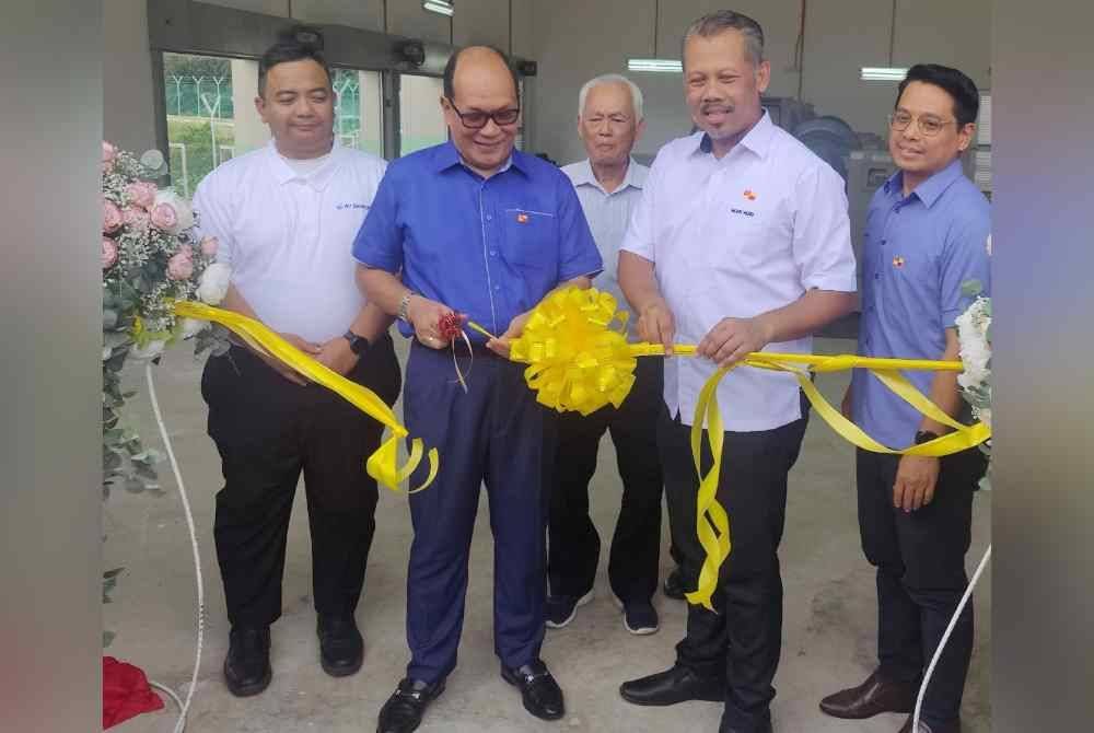 Izham (dua dari kanan) memotong riben sebagai simbolik Majlis Penyerahan Projek SJAM Pakej B di Rumah Pam SJAM, Kolam Hang Tuah No. 5, Jalan Rantau Panjang, Bestari Jaya pada Jumaat.