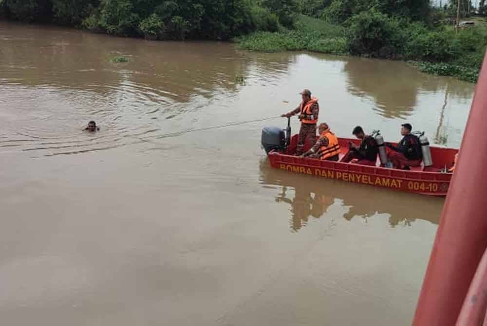 Anggota PPDA melakukan pencarian mamgsa di Sungai Titi Haji Idris,Kampung Alor Sekawan, di sini, pada Jumaat