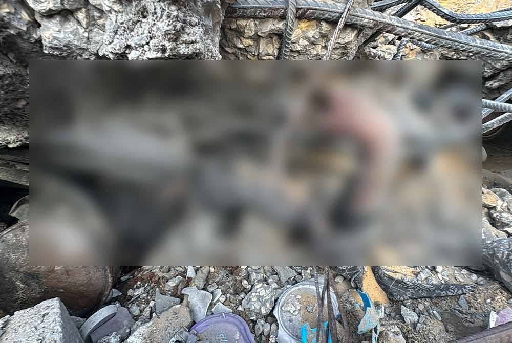 Seorang mangsa terperangkap di bawah runtuhan rumahnya selepas serangan Israel di utara Semenanjung Gaza Strip pada Khamis. Foto AFP