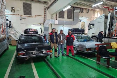(Tengah) Mohd Daud bersama dua pekerja feri di Port Kuryk, Aktau ketika dalam perjalanan ke Baku, Azerbaijan.