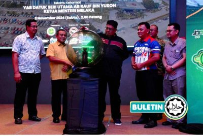 AB RAUF (tengah) ketika menyempurnakan gimik Pra-Pelancaran MIHF24 sambil disaksikan oleh Rahmad (dua, kanan) dan Shaifulfazlee (kanan) di Melaka baru-baru ini. -Foto: BERNAMA