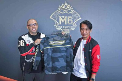 Timbalan Menteri Belia dan Sukan Adam Adli Abd Halim dan Pengasas bersama Selangor Red Giants (SRG) Simon Lim (kiri) bergambar pada Majlis 'M6 Unveiling: Greater Than Ever' hari ini.