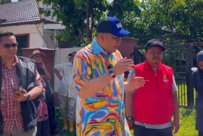 Johan (tengah) mengadakan lawatan ke Kampung Haji Palil.