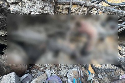 Seorang mangsa terperangkap di bawah runtuhan rumahnya selepas serangan Israel di utara Semenanjung Gaza Strip pada Khamis. Foto AFP