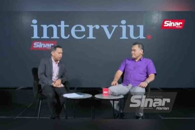 Profesor Dr Mohd Azizuddin Mohd Sani (kanan) semasa Program Interviu 'Trump dan masa depan dunia' disiarkan di platform digital Sinar Harian pada Jumaat.