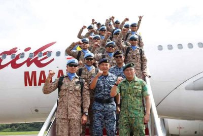 Veng Leong (depan, tengah) menyambut ketibaan kumpulan pertama MALBATT 850-11 di Pangkalan Udara Subang pada Jumaat.