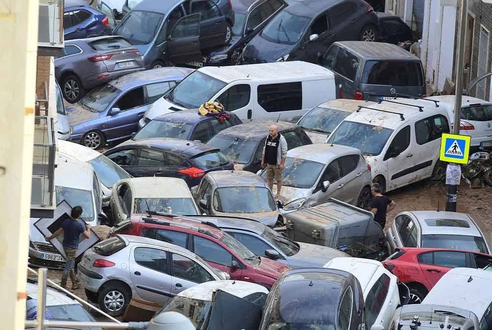 Deretan kenderaan yang bertindan antara satu sama lain akibat bencana banjir di Sedavi, selatan Valencia.