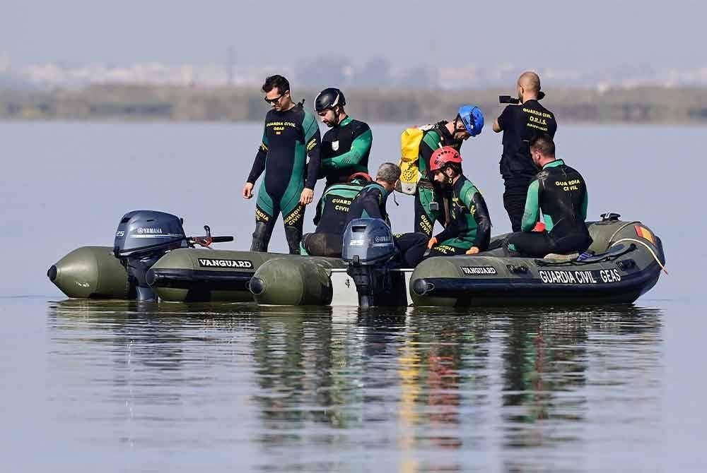 Penyelam mencari mangsa yang dipercayai dibawa air hingga ke dalam sungai ketika banjir melanda El Palmar.