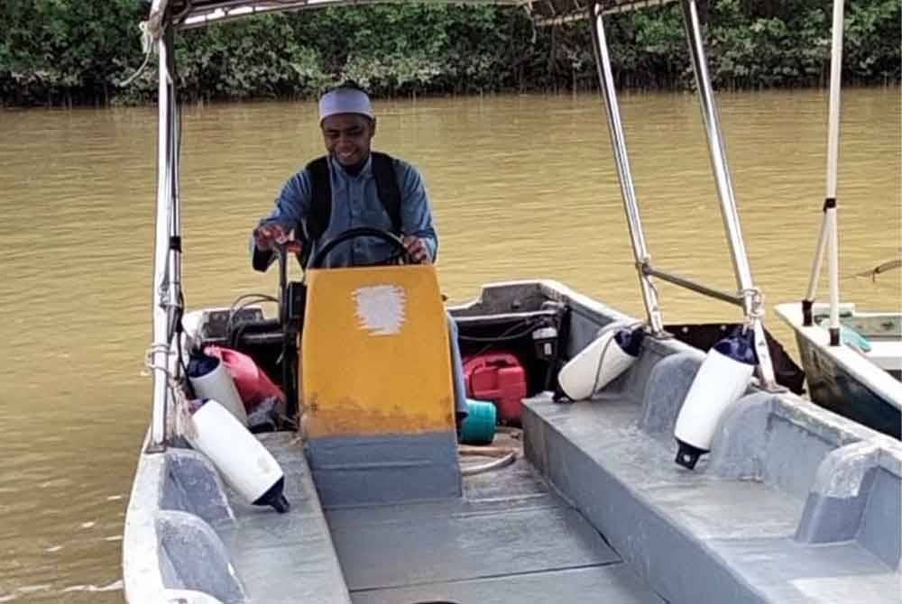 Mohd Amin Zulkahar memandu bot setiap hari selama 10 minit untuk ke Masjid Teluk Renjuna.