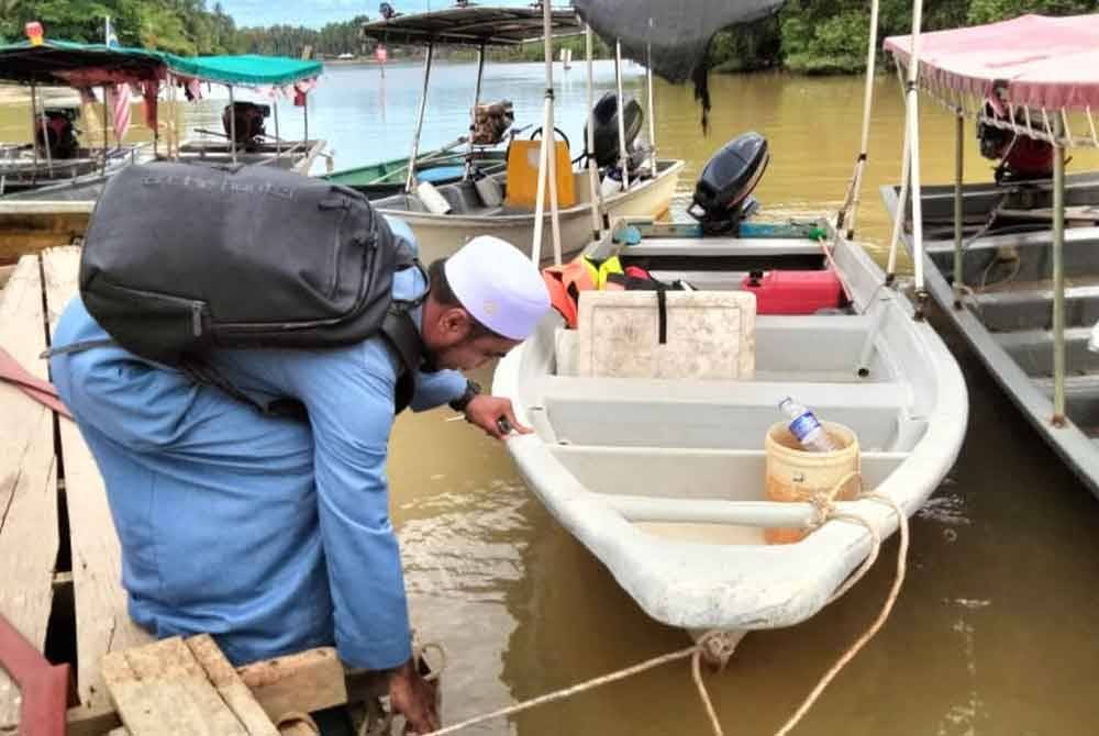 Bot yang disediakan MAIK memudahkan Mohd Amin Zulkahar berulang-alik ke masjid.