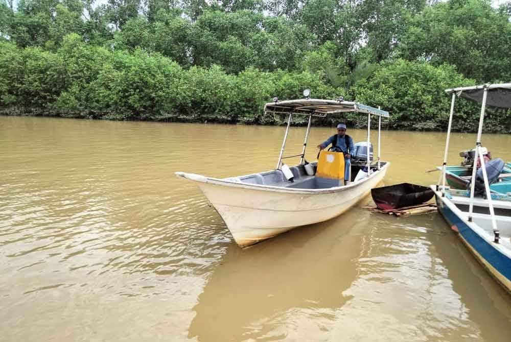 Meredah sungai setiap hari menjadi rutin Mohd Amin Zulkahar untuk solat bersama jemaah Masjid Teluk Renjuna.