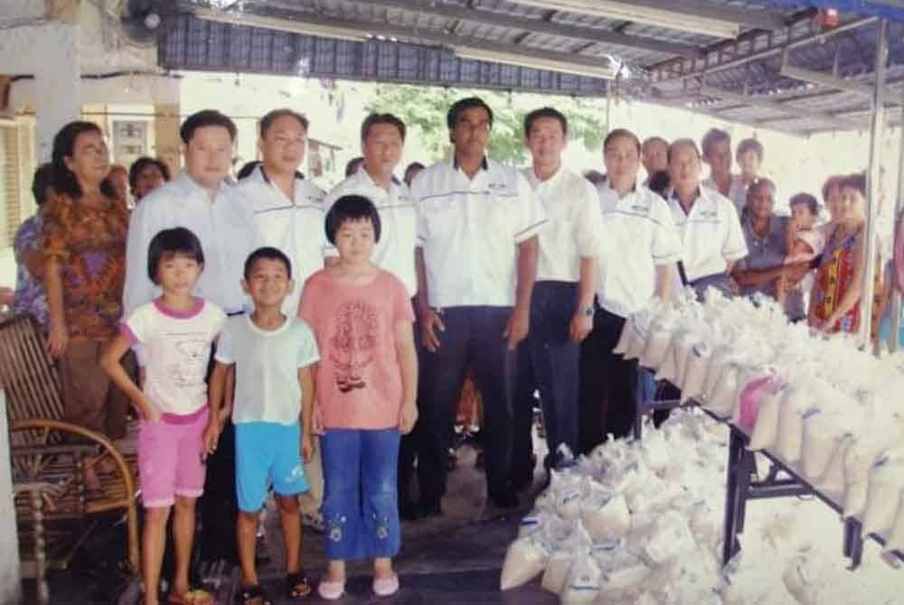 Kepetahan Mohd Rawi bertutur dalam Kantonis dan Mandarin membuatkan hubungannya rapat dengan komuniti Cina.