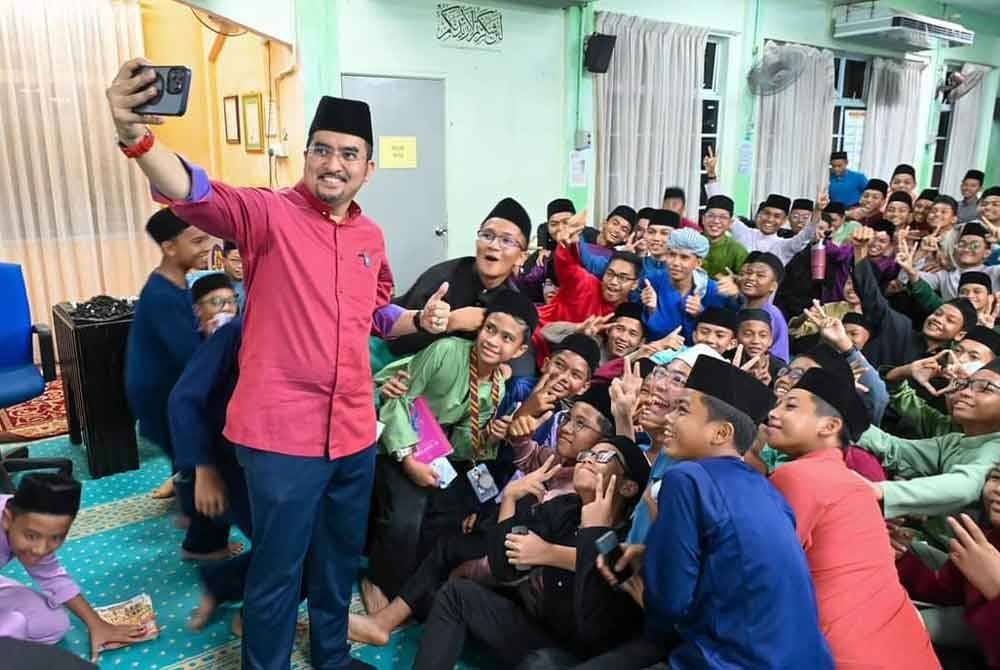 Asyraf beramah mesra dan bergambar bersama pelajar MRSM Muar, Johor.
