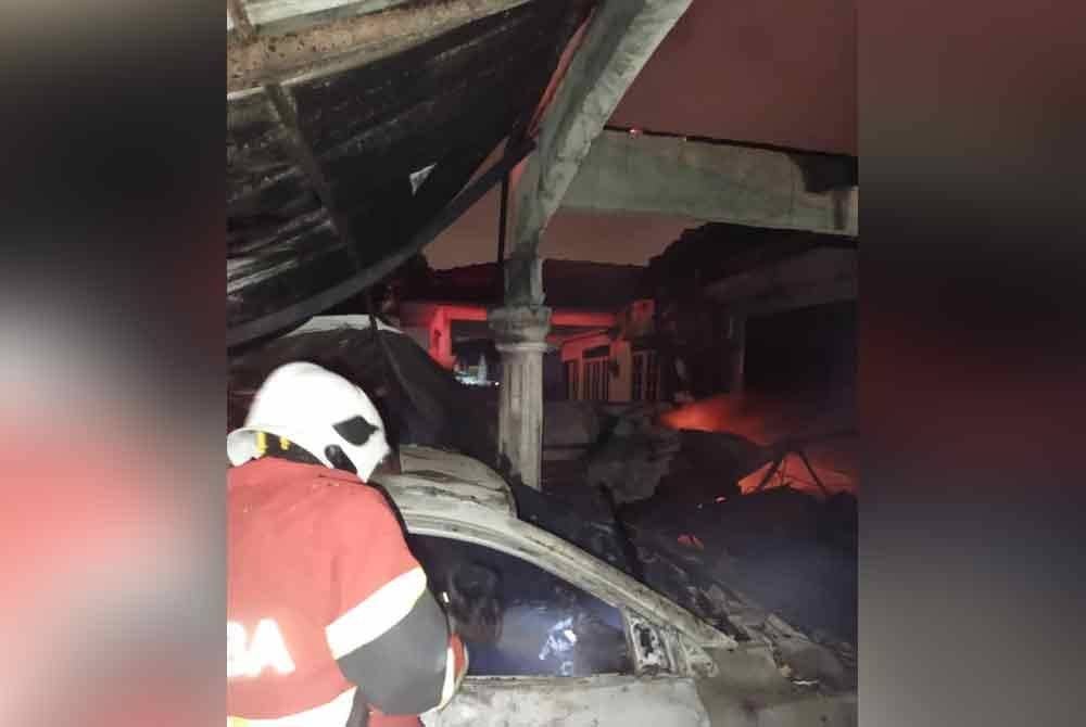 Kebakaran mengakibatkan kediaman milik pengadu musnah 90 peratus bersama dua kereta dan sebuah motosikal. Foto JBPM Perak