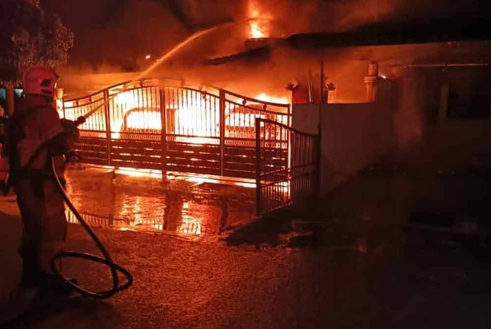 Anggota dari Balai Bomba dan Penyelamat Sitiawan melakukan operasi pemadaman ke atas tiga rumah yang terbakar di Taman Singa pada Jumaat. Foto JBPM Perak