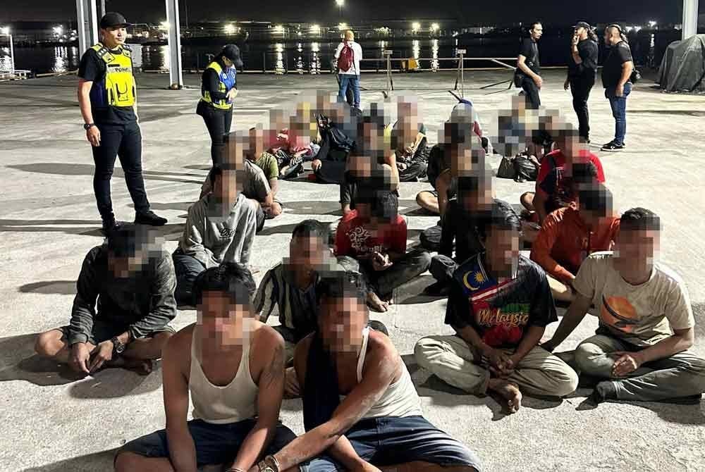 Antara warga Indonesia yang ditahan di perairan Tanjung Karang, pada Rabu.