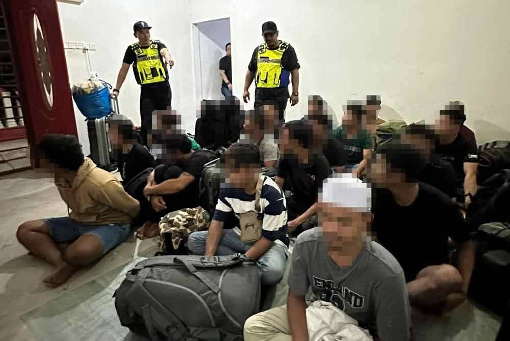 Sebuah rumah dipercayai dijadikan sebagai transit migran asing di Rawang, diserbu pada Khamis.