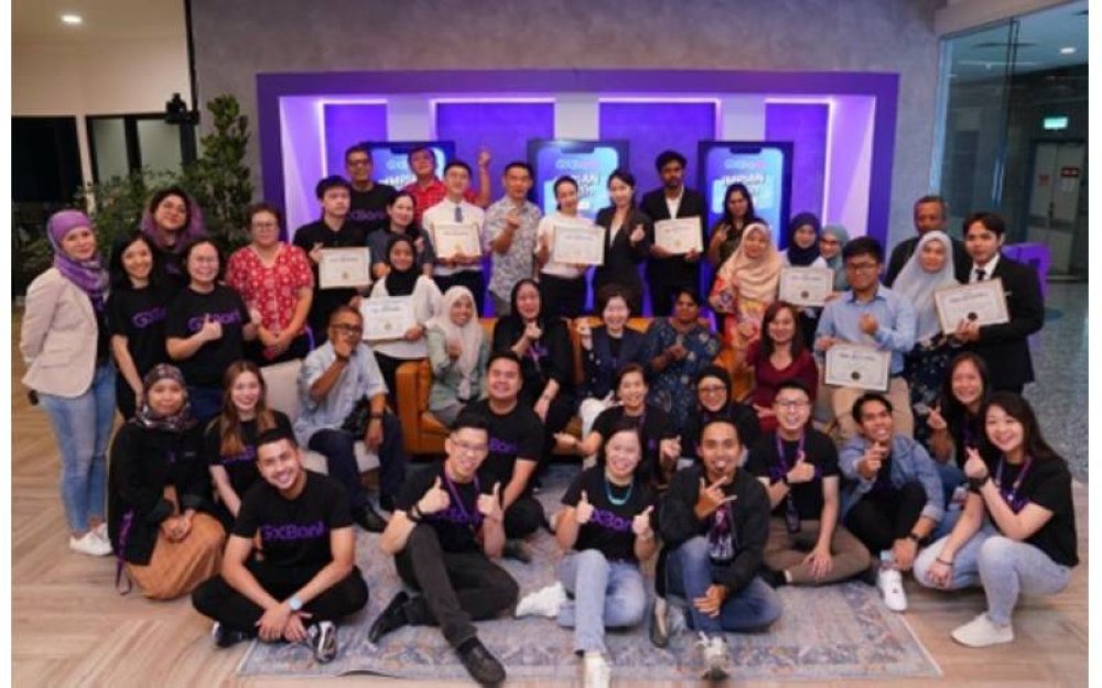 Lapan penerima GXBank Impian Gigih Biasiswa bersama keluarga bergambar bersama GXBank.