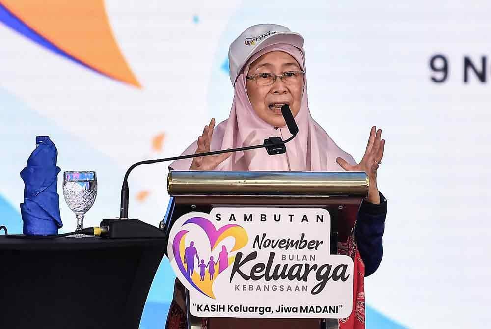 Wan Azizah membacakan teks ucapan Perdana Menteri Datuk Seri Anwar Ibrahim pada perasmian Sambutan November Bulan Keluarga Malaysia 2024 bertemakan Kasih Keluarga, Jiwa MADANI di Taman Botani Perdana hari ini. Foto Bernama
