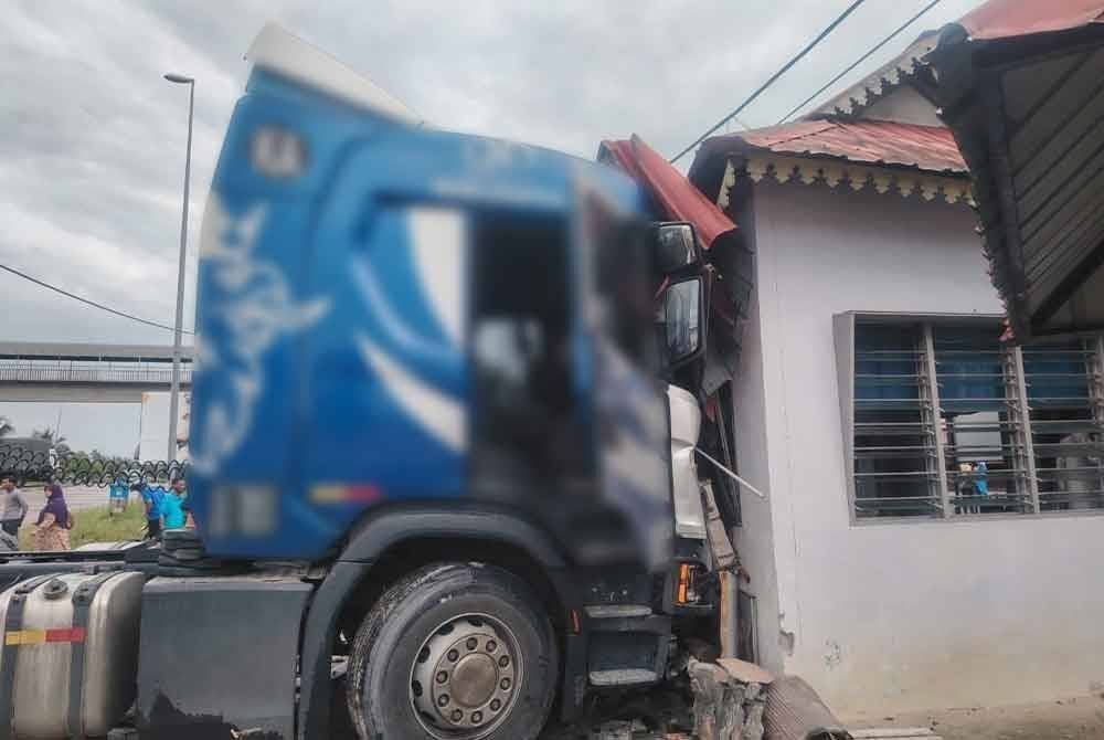 Keadaan treler yang bertembung kereta lalu merempuh pondok keselamatan di SK Tanjong Karang pada Jumaat. 