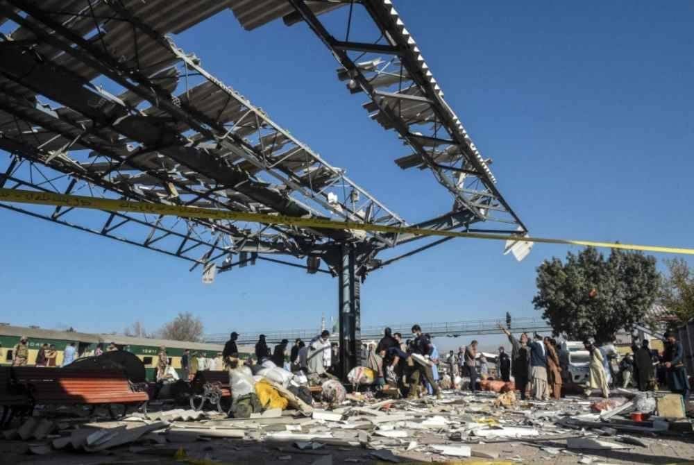 Kejadian itu mengakibatkan platform rosak teruk, dengan bumbung runtuh akibat impak letupan. Foto AFP