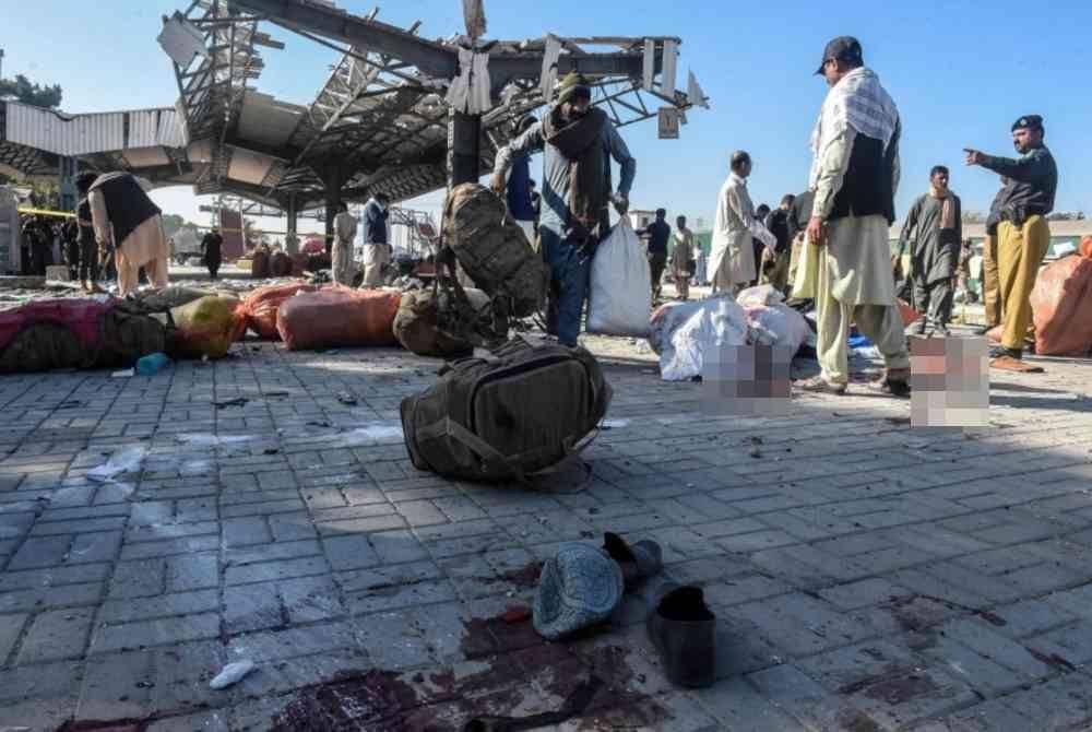 Barangan penumpang bertaburan di lokasi letupan di stesen kereta api di Quetta, di wilayah Balochistan Pakistan. Foto AFP