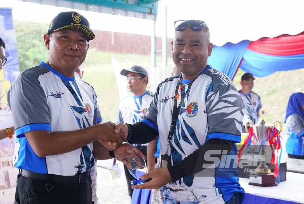 Mohd Rosli (kiri) menyampaikan cenderamata kepada wakil Sinar Harian, Mohd Fazli pada Program Hari Bersama Media Maritim Malaysia 2024 di Putrajaya pada Sabtu. Foto SINAR HARIAN-MOHD HALIM ABDUL WAHID