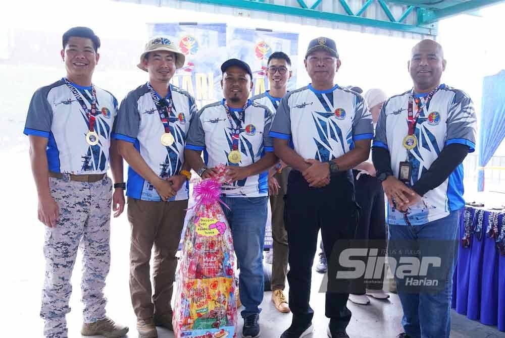 Mohd Rosli (dua dari kanan) bergambar bersama peserta Program Hari Bersama Media Maritim Malaysia 2024 di Putrajaya pada Sabtu. Foto SINAR HARIAN-MOHD HALIM ABDUL WAHID