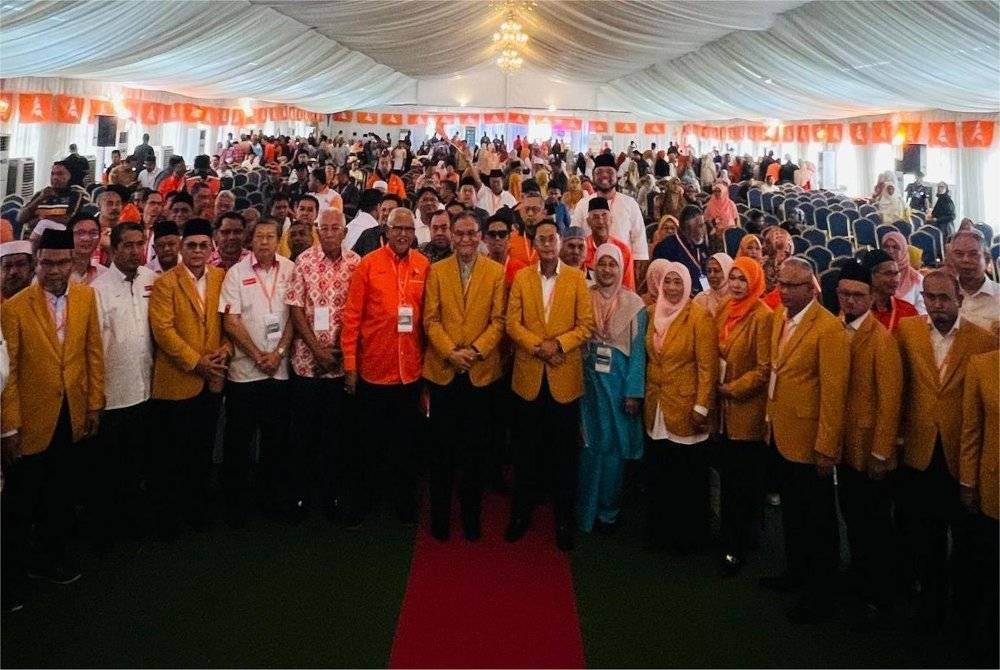 Dr Dzulkefly (tengah) bergambar bersama kepimpinan Amanah Kedah, wakil PKR, DAP dan BN Kedah serta perwakilan parti sempena Konvensyen Amanah Kedah di Jitra.